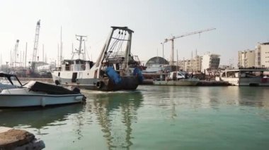 Rimini limanında sanayi gemisi, İtalya