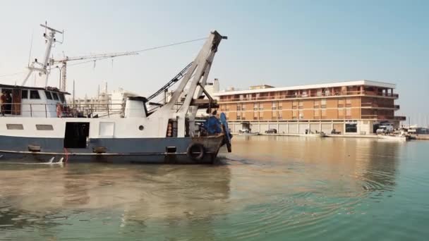 Гавань с парусным промышленным кораблем в Римини, Италия — стоковое видео