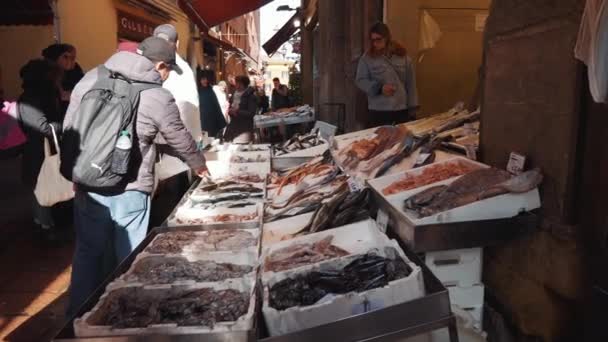 Straßenmarkt mit Meeresfrüchten in Bologna, Italien — Stockvideo