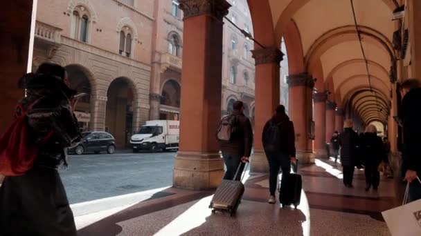 Tráfico de personas en la calle de Bolonia, Italia — Vídeo de stock