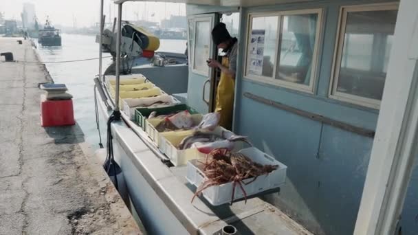 Mariscos frescos que se venden desde el barco de pesca. Rímini, Italia — Vídeo de stock