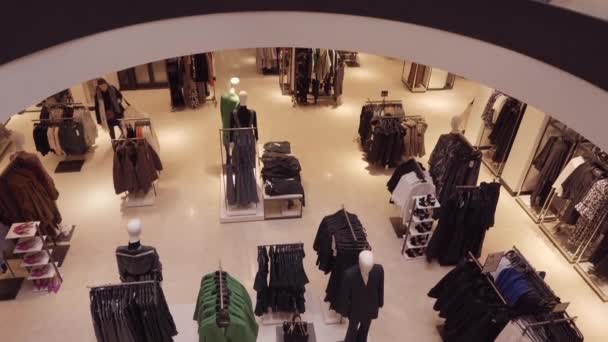 Käufer in Damenbekleidungsgeschäft — Stockvideo