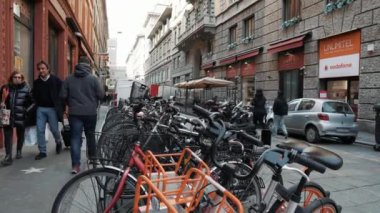 Yürüyen insanlarla Caprarie üzerinden ve park etmiş bisikletlerle. Bolonya, İtalya