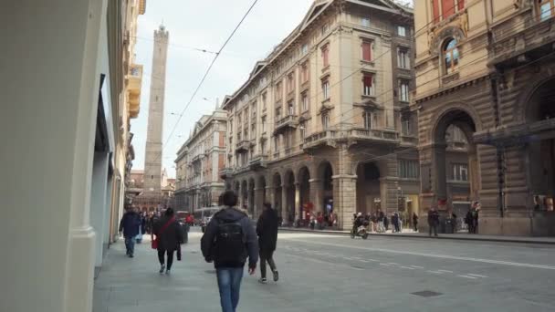 Krajobraz miejski Bolonii z ulicą Via Rizzoli i wieżą Asinelli, Włochy — Wideo stockowe