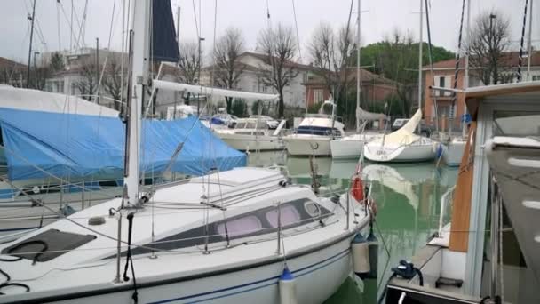 Jachty kotvící v přístavu u Via Destra del Porto. Rimini, Itálie — Stock video