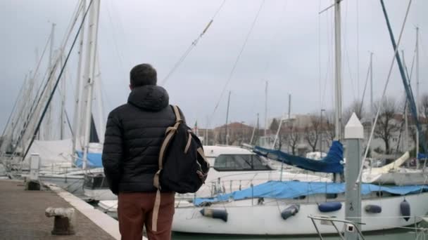 Hombre caminando por el puerto de Rimini, Italia — Vídeo de stock