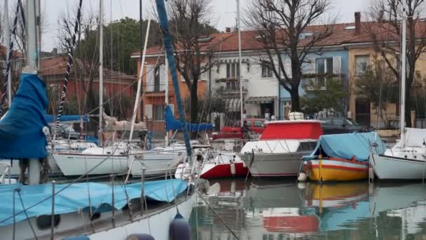 Via Destra del Porto y amarre de barcos en Rímini, Italia — Vídeos de Stock