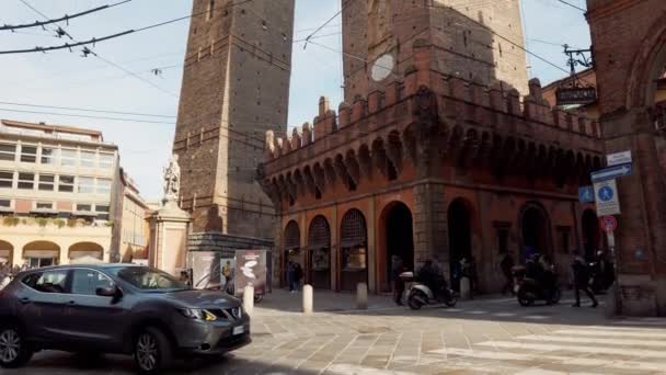 Tittar på två torn, symbol för Bologna i Italien — Stockvideo