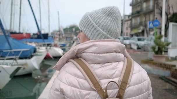 Donna che cammina lungo il porto di Rimini — Video Stock