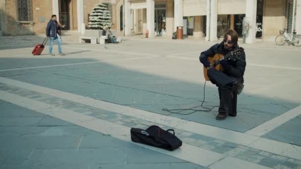 Músico callejero en la Plaza de los Tres Mártires en Rímini, Italia — Vídeo de stock