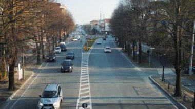 Kışın araba trafiği Rimini, İtalya