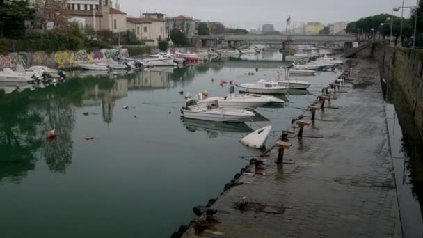 배를 타고 다니는 모습 과 철로 다리가 있는 리미니 도시 경관, 이탈리아 — 비디오