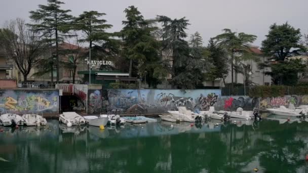 모터 보트가 다니는 이탈리아 리미니에 있는 항구 — 비디오