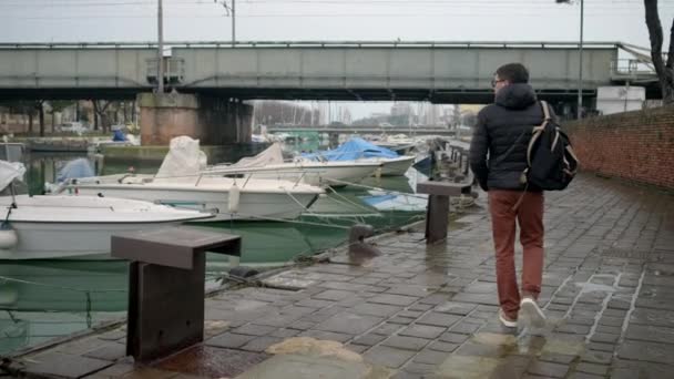 Város séta a vízparton Riminiben, Olaszországban — Stock videók