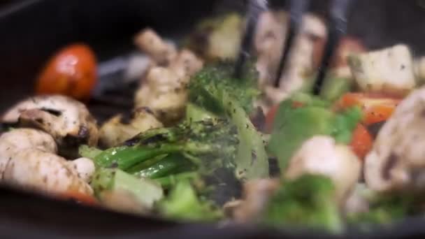 Cocinar verduras a la parrilla — Vídeo de stock