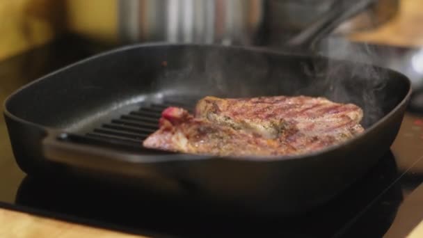 ホームディナーのための料理ステーキ — ストック動画