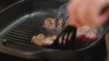 İki kişi için nefis ızgara biftek.