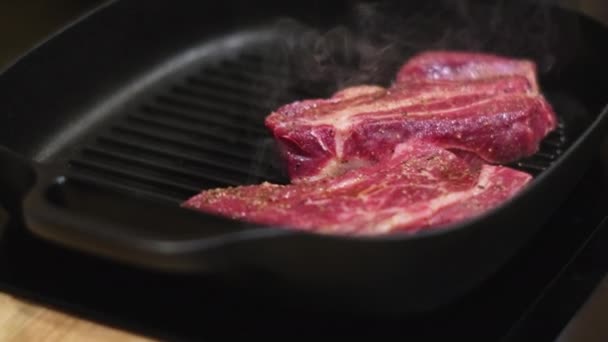 Steaks, die auf der Grillpfanne zubereitet werden — Stockvideo