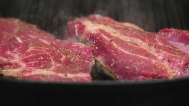 Steaks vom Grill in der Pfanne — Stockvideo