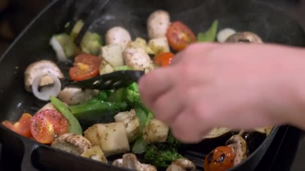 Vegetables and mushrooms on grill pan, closeup — Stock Video