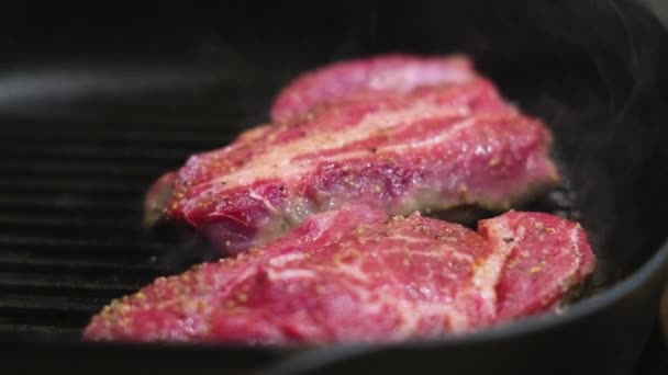 Steaks in der Grillpfanne kochen — Stockvideo