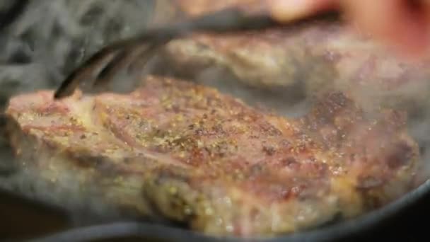Приготовление жареного мяса на сковороде — стоковое видео
