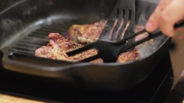 Matlagning biffar i grillpanna till middag — Stockvideo
