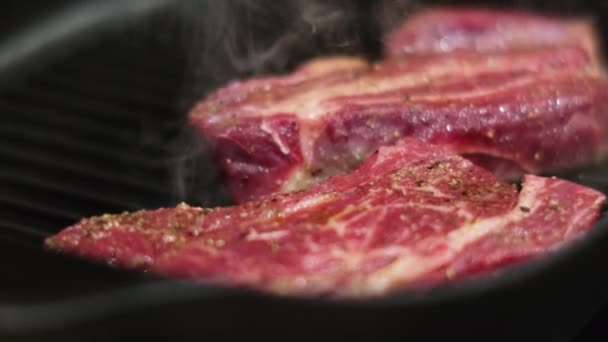 Steaks in der Pfanne in der Küche braten, Nahaufnahme — Stockvideo