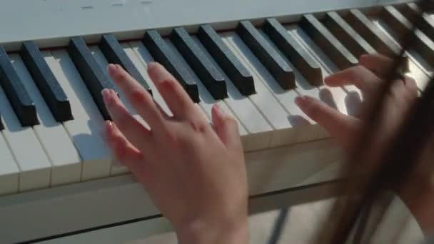 Ženské ruce na klavírní klávesnici — Stock video