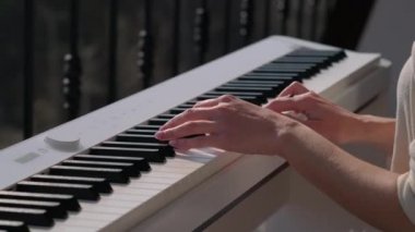 Rahatlamak ve rahatlamak için müzik çalıyorlar.