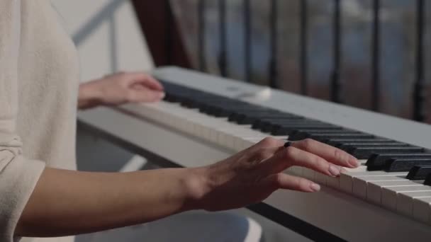 Piano performance on the balcony — Stock Video