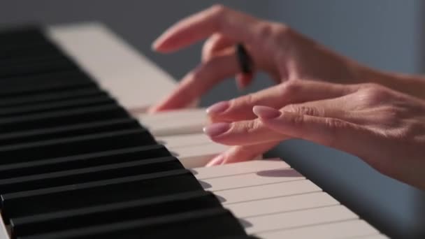 Female piano player performing outdoor — Stock Video