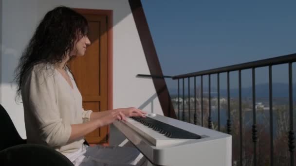 Muziek vrolijkt haar op tijdens Covid-19 thuisblijven — Stockvideo