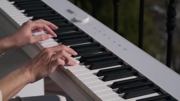 Esecuzione dello spettacolo al pianoforte digitale — Video Stock