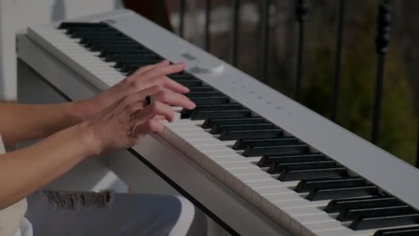 Όμορφα χέρια ενός επαγγελματία πιανίστα που παίζει μουσική σε ηλεκτρικό πληκτρολόγιο — Αρχείο Βίντεο