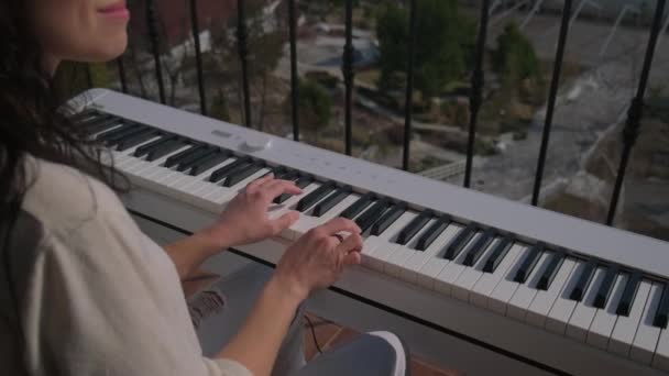 Дозвілля під час самоізоляції, відтворення музики синтезатором — стокове відео