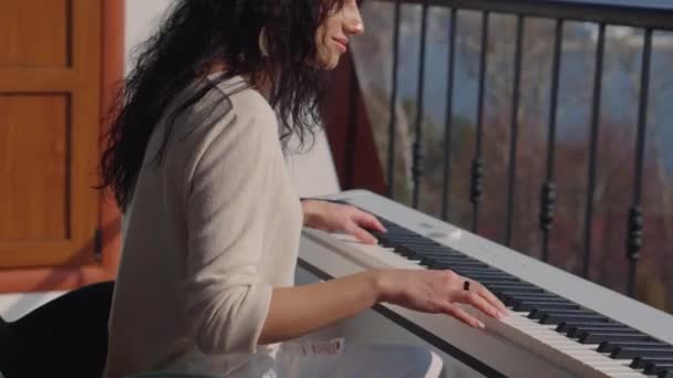 Εμπνευσμένη νεαρή πιανίστα παίζει σε ένα συνθεσάιζερ — Αρχείο Βίντεο