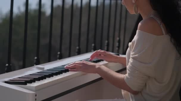Εμπνευσμένη γυναίκα πιανίστα δημιουργώντας κάποια μελωδία στο μπαλκόνι — Αρχείο Βίντεο