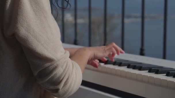 Músico feminino está tocando música — Vídeo de Stock