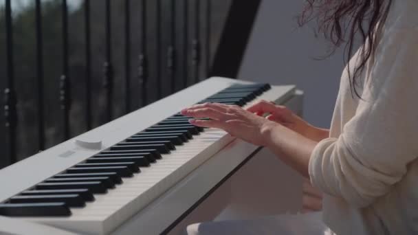 Concierto de piano en el balcón — Vídeos de Stock