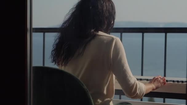 Концерт на піаніно на балконі перед морем — стокове відео