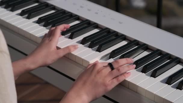 Μουσικός κάνει μουσική, παίζει με ψηφιακό πιάνο — Αρχείο Βίντεο