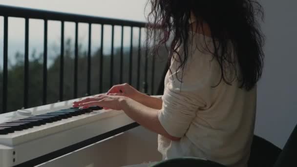 Balkon pianoconcert — Stockvideo