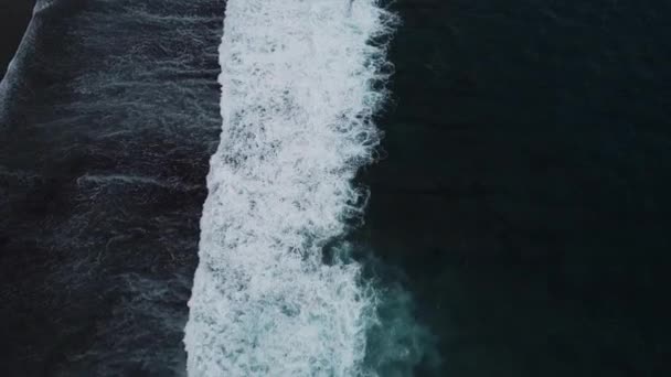 Ωκεάνια κύματα στη μαύρη παραλία, εναέρια άποψη — Αρχείο Βίντεο