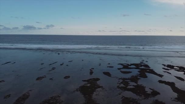 Ondas oscuras del océano rodando lentamente en la orilla — Vídeos de Stock