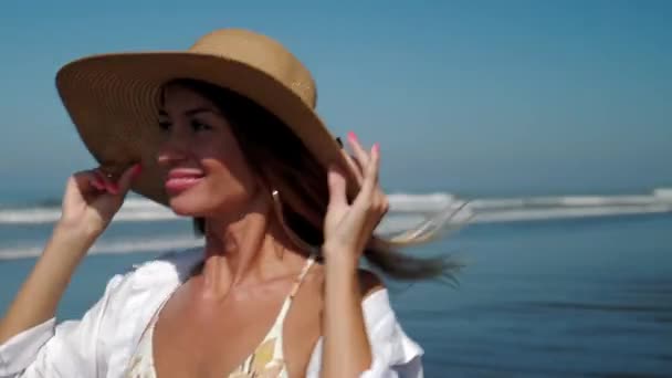 Summer portrait of happy girl in hat on the beach — Stock Video