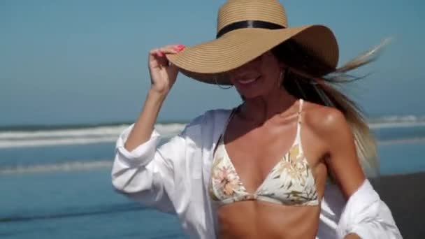 Sexy Frau am Strand des Ozeans — Stockvideo