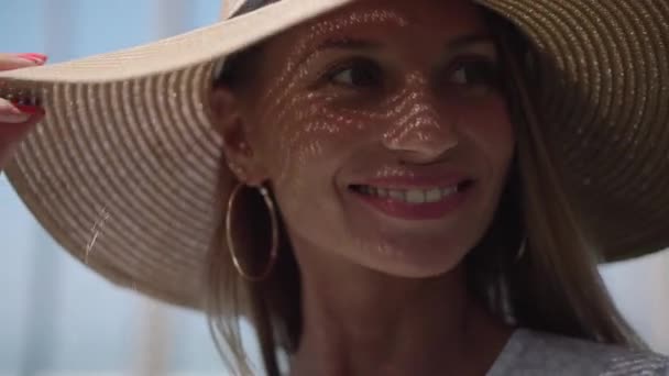 Portrait estival de belle blonde souriante au chapeau de soleil — Video