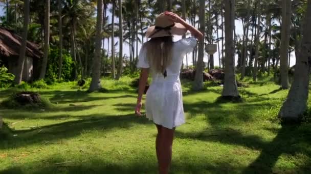 Turist kadın tropikal bahçede yürüyor — Stok video