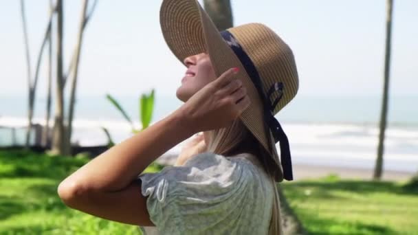 Fille jouissant chaud soleil tropical — Video